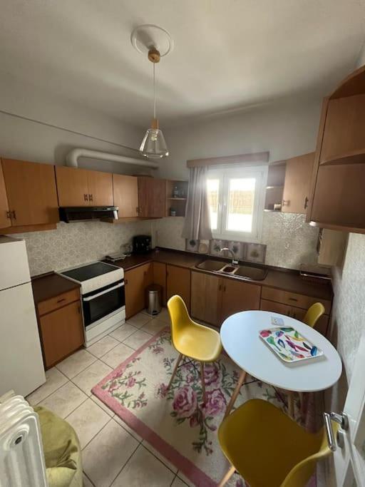 Maria'S Sunlit Apartment Пирея Екстериор снимка